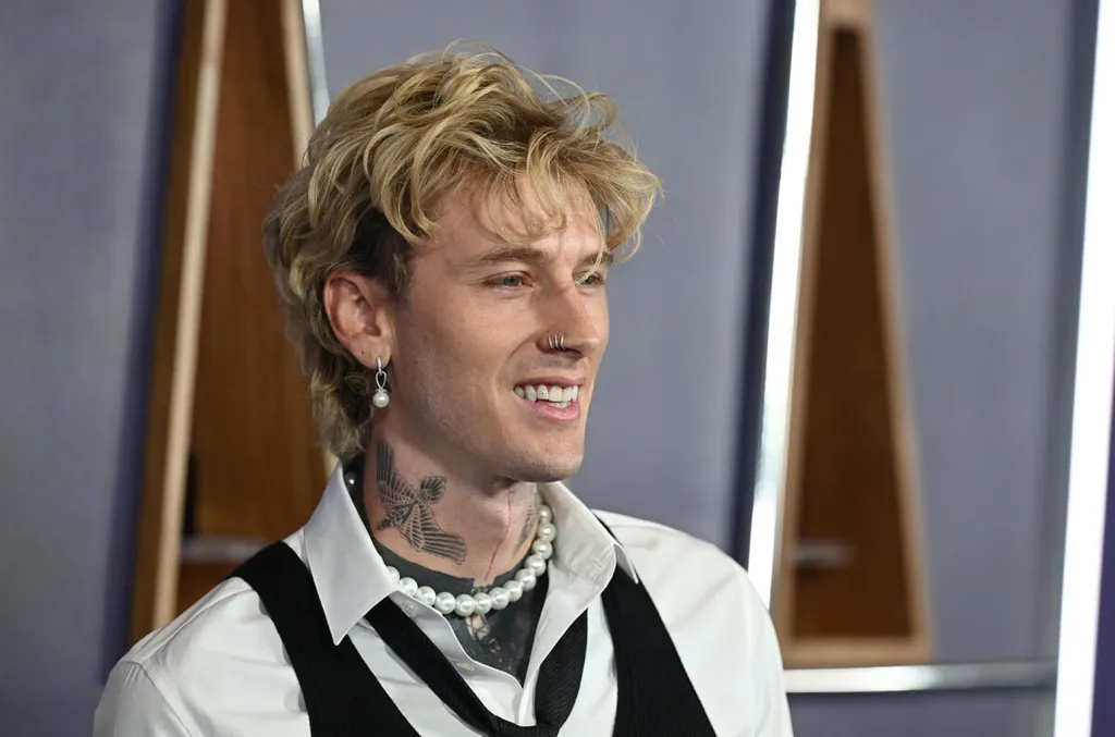 Machine-Gun-Kelly-02-ama-red-carpet-2025-billboard-1548 Machine-Gun-Kelly-02-ama-red-carpet-2025-billboard-1548