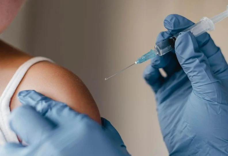 rannia-vakcinaciia-proti-vpl-znizuje-riziki-peredrakovix-urazen-vulvi-ta-pixvi-a051a9d4